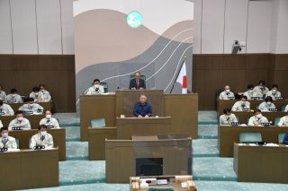 2面：新年度予算案など可決　２６日間の会期終了　糸魚川市議会３月定例会