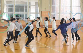 13面：コロナ影響も集大成の演技　上越市小学生新体操教室　練習の成果披露