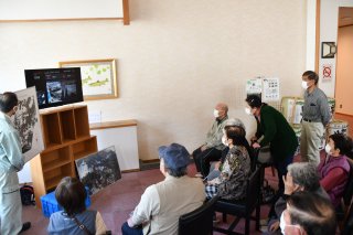 10面：糸魚川市来海沢地滑り災害　田辺工業が遠隔映像機器を寄贈　現地中継、避難住民ら見入る