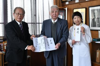 1面：創立記念事業で桜苗木を寄贈　高田西城病院が青田川を愛する会へ