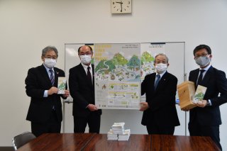 2面：糸魚川産業創造プラットフォーム「緑でつなぐ未来創造会議」　森林資源活用で豊かに　「ビジョンマップ」贈呈
