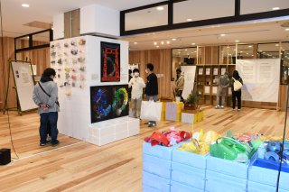 3面：無印良品　直江津で参加型アート展　アーティストと住民協働　「くらし」「移動」「回復」で