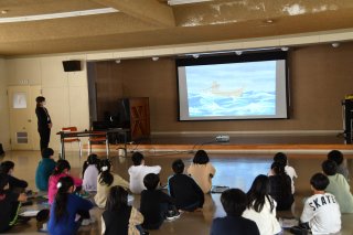3面：「海の備え」など学ぶ　海ノ民話のまちプロジェクトアニメ作品「サザエと弁天岩の女神さま」　児童が観賞　能生小で特別授業