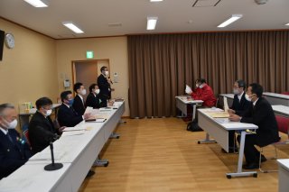 4面：Ｗ選挙へ緊張高まる　市長選２・市議選２７ 候補者陣営が出席　糸魚川市で説明会