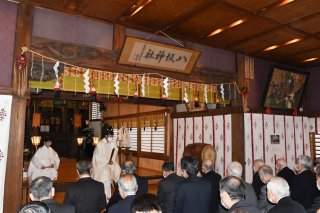 1面：八坂神社社殿改修無事終了し完工式　昨年２月から屋根ふき替えなど