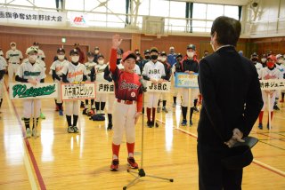 13面：三井企画旗幼年野球　大好きな野球で笑顔に　開会式に３２チーム