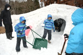 1面：福島県の子、雪中で思い出　「キッズふくしま」３０日まで妙高市で　震災から１０年２０回目の節目