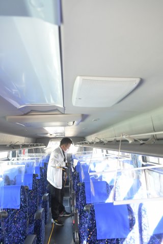 4面： 直江津観光バス　車内常にフレッシュに　コロナ対策し需要増へ