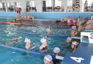 13面：水に慣れ、泳力アップ　春休み短期水泳教室を実施　上越正和スイミング