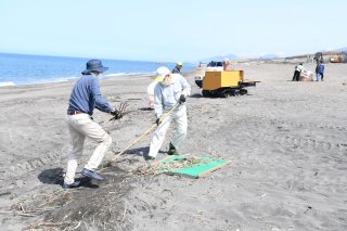 6面：大潟区鵜の浜海岸　冬の漂着ごみ回収　砂浜きれいに