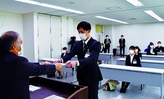 1面：糸魚川市辞令交付式　責務胸に第一歩　新採用１１人、市民のため誓う