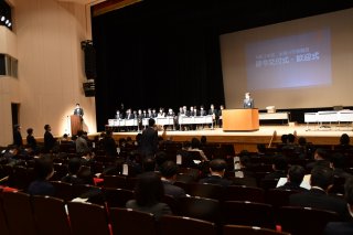 4面：〝子どものため〟誓う　転入や新採用、８６人歓迎　糸魚川市教職員辞令交付式