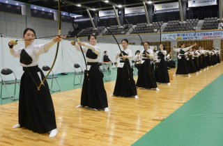 11面：本番想定し競技実施　今夏のインターハイ見据え　謙信公武道館で弓道リハ大会