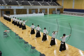 11面：本番想定し競技実施　今夏のインターハイ見据え　謙信公武道館で弓道リハ大会