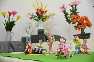 3面：春の花と愛らしい人形　手芸教室にっとる 色とりどりに４０点展示　上越鴨島郵便局