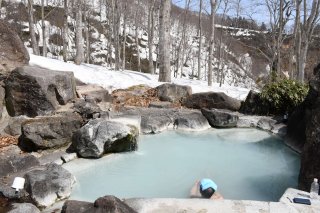7面：白濁湯で雪景色満喫　露天風呂シーズン入り　燕温泉「黄金の湯」