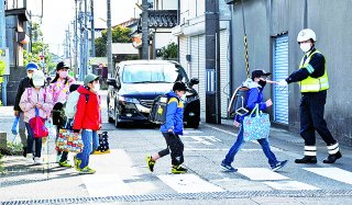 1面：〈春の全国交通安全運動〉横断歩道などで街頭監視　糸魚川署　児童の通学路守る