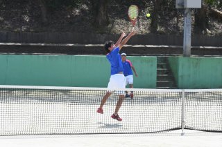 6面：２年ぶり〝白熱ラリー〟　テニスのまち　男女２１チーム参加　小松杯ジュニアトーナメント