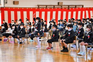 1面：糸魚川市小中学校入学式　元気に楽しく学校生活　感染予防し新１年生歓迎