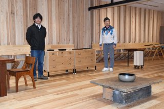 10面： 木材にこだわり　市川さん・飯塚さん 家具と漆器展示　エルマールで１１日まで