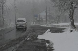 15面：強い寒気入り妙高市で降雪　１０日の朝まで山沿い５センチ予想