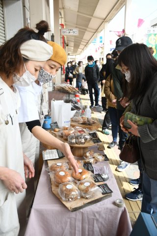 1面：高田本町春のパン祭り　個性的なパンに人の列　１１店参加 開始５分で完売も