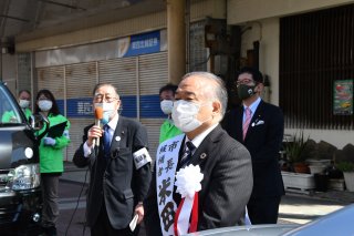 3面：〈糸魚川市長選・市議選〉　現職・新人一騎打ち　第一声上げ、支持訴え　糸魚川市長選