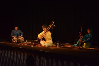 3面：旋律とリズムの響き　インド古典音楽に酔う　高田世界館でコンサート