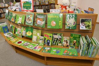 6面：緑の表紙を集めて展示　直江津図書館