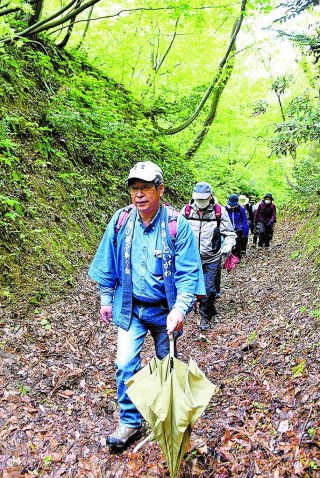 1面：糸魚川・塩の道起点まつり　新緑の古道を行く　コロナ対策し２年ぶり実施