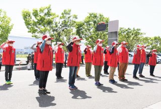 1面：防火・防災意識高めて　新入隊員１３人迎え入隊式　糸魚川こども消防隊