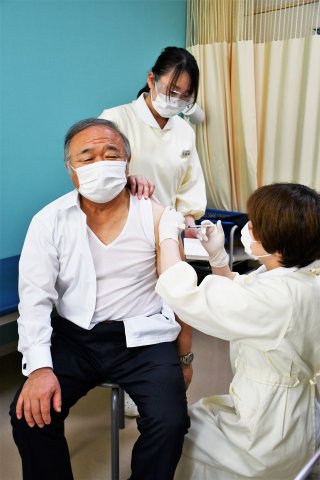 1面：新型コロナワクチン　米田市長が１回目の接種　市民に接種呼び掛け　糸魚川市