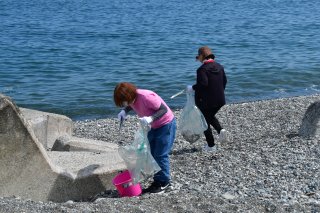 5面：開設日控え海岸清掃　糸魚川市民有志団体２海水浴場で