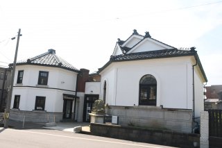 3面：〈なおえつうみまちアート〉会場紹介〈２〉ライオン像のある館（旧直江津銀行）　日本遺産の構成文化財　紙の造形で１００年後を表現