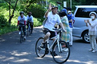 3面：ピースロード２０２１インジャパン　春日山神社参詣、能生白山神社へ　世界平和願い自転車で全国走る
