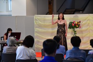 1面：心に響く歌声届ける　相沢磨由さん出演　糸魚川市民会館エントランスコンサート