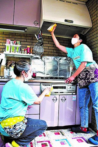1面：家事代行サービス「おせわさん」スタート　糸魚川市の４０代女性２人 アイデアと経験生かし