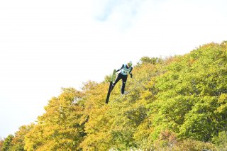 8面：赤倉シャンツェでジャンプ大会　サマー仕様で飛躍競う　学生、社会人８０人参加