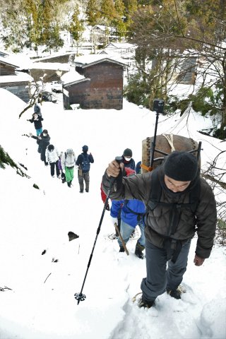 1面：伝統の大神送り　上越市上正善寺住民１８人　雪山踏みしめ山頂へ　石仏に無病息災願う