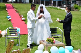 １面：大自然の中で初挙式　ミャンマー出身夫妻　祝福受け愛を誓う　糸魚川市高浪の池