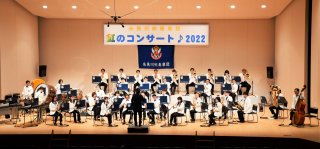 １面：迫力の演奏披露　コロナ禍３年ぶり実施　虹のコンサート２０２２　糸魚川吹奏楽団