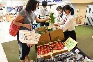 ３面：「昭和」の食品並ぶ　５日まで高田商業高「Ｒｉｋｋａ」　朝採れ野菜も