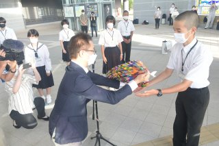 １５面：折り鶴携え広島へ　上越市内中学生８人　「見聞広げたい」　平和記念式典参列