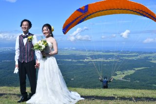 ３面：大空と絶景 記念日彩る　吉川区・尾神岳　ブライダルフォト撮影