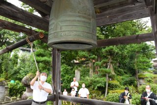 １面：平和の鐘」一斉に　妙高市内１５寺院