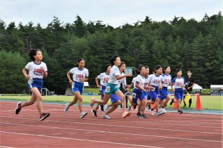 １面：自己ベストへ力発揮　３年ぶり１５校から選手一堂　糸魚川市小学生親善陸上競技大会