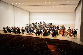 ３面：結成５０年 上越交響楽団定期演奏会　熱演に大きな拍手　交響曲など披露