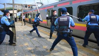 １５面：電車内の不審者に対応　柿崎駅で合同訓練　避難・誘導・取り押さえ
