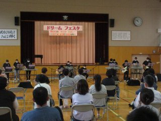 ９面：吉川高等特別支援学校ドリームフェスタ 全校で学習発表会　作業発表と軽音演奏　ドローンの演出も