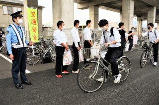 １面：自転車 安全に利用を　糸魚川高生と街頭広報　糸魚川警察署
